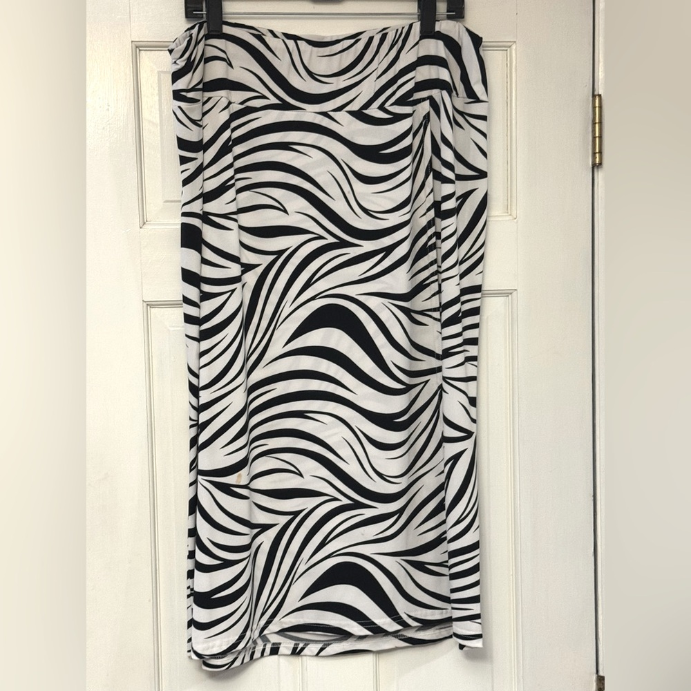 Monroe & Main Black and White Faux Wrap Midi Skirt